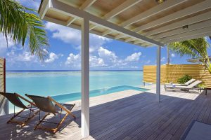 Kuramathi Island Resort, Maldives - La terrasse et la piscine d'une Pool Villa