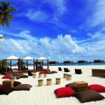 La lounge du bar sur la plage du Park Hyatt Maldives Hadahaa