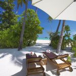 Atmosphere Kanifushi Maldives - Chaises longues et accès à la plage d'une Sunset Beach Villa