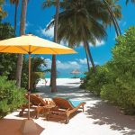 Atmosphere Kanifushi Maldives - Chaises longues et accès à la plage d'une Sunset Beach Villa