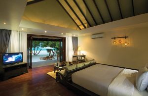 Atmosphere Kanifushi Maldives - une chambre avec vue d'une Sunset Junior Suite