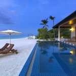 Atmosphere Kanifushi Maldives - La piscine au crépuscule d'une Sunset Pool Villa