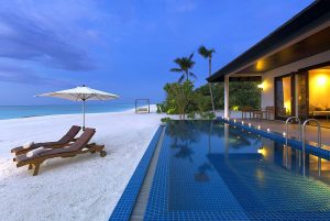 Atmosphere Kanifushi Maldives - La piscine au crépuscule d'une Sunset Pool Villa