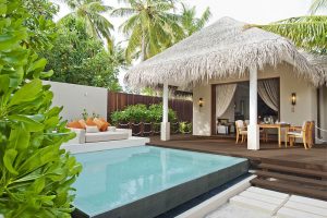 AYADA Maldives - La piscine et la terrasse d'une Beach Pool Suite