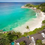 Carana Beach Seychelles - Une vue aérienne de la plage, des chalets et de l'océan
