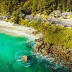 Carana Beach Seychelles - Une vue aérienne de la plage et des chalets