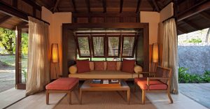 Constance Ephelia Seychelles - Le salon ouvert sur les jardins et la cour d'une Beach Villa