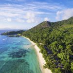 Hilton Seychelles Labriz - Une vue aérienne de la plage et des Beachfront Villas