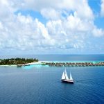W Maldives - Une vue aérienne de l'île avec le deux-mâts ESCAPE
