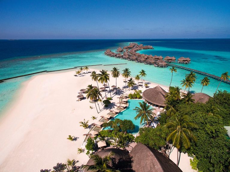 Constance Halaveli Maldives - une vue aérienne de la plage et des Water Villas