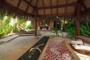 Constance Halaveli Maldives - La salle de bains semi-ouverte d'une Beach Villa