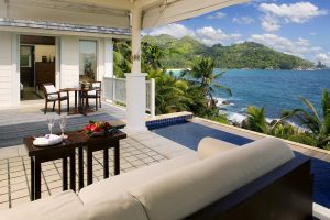 Banyan Tree Seychelles - La terrasse et la vue d'une Intendance Bay View Pool Villa