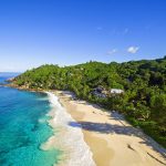 Banyan Tree Seychelles - Une vue de la plage et du bâtiment principal