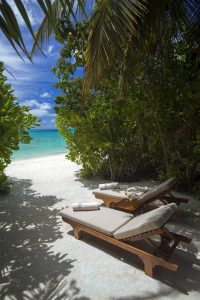 Baros Maldives - les chaises longues et l'accès à la plage d'une Deluxe Villa