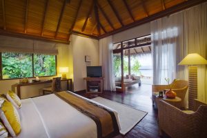 Baros Maldives - La chambre et la plage d'une Deluxe Villa