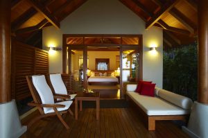 Baros Maldives - La véranda et la chambre d'une Deluxe Villa