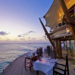 Baros Maldives - La terrasse au crépuscule du restaurant Lighthouse