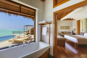 Baros Maldives - la baignoire, la terrasse et la chambred'une Water Pool Villa