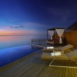 Baros Maldives - la terrasse au crépuscule d'une Water Pool Villa
