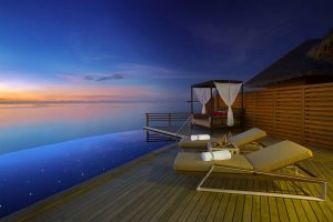 Baros Maldives - la terrasse au crépuscule d'une Water Pool Villa