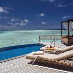 Baros Maldives - la terrasse et la vue sur le lagon d'une Water Pool Villa