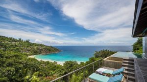 Four Seasons Resort Seychelles - Chaises longues, piscine et vue d'une Serenity Villa