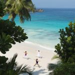 Four Seasons Resort Seychelles - Une séances de yoga sur la plage