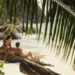 Four Seasons Resort Seychelles - Un couple sur la plage