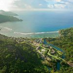Kempinski Seychelles Resort - Une vue aérienne de l'hôtel et de la Baie Lazare
