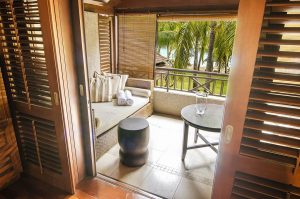 LUX Le Morne - La terrasse et le canapé d'une Honeymoon Junior Suite