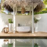 LUX South Ari Atoll - La baignoire et la piscine d'une Beach Pool Villa