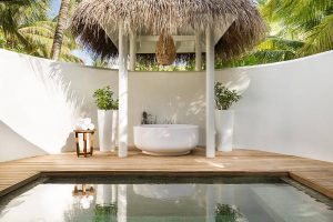 LUX South Ari Atoll - La baignoire et la piscine d'une Beach Pool Villa