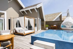 LUX South Ari Atoll - La terrasse, la piscine et le canapé d'une Romantic Pool Water Villa