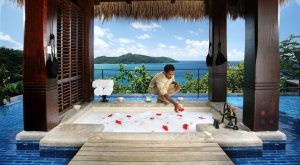 MAIA Luxury Resort & Spa - Préparation d'un bain par le majordome