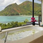 Raffles Seychelles - Une baignoire avec vue dans l'une des Pool Villas