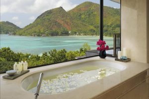 Raffles Seychelles - Une baignoire avec vue dans l'une des Pool Villas