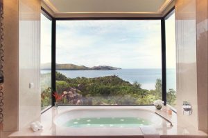 Raffles Seychelles - La baignoire d'une Ocean View Pool Villa