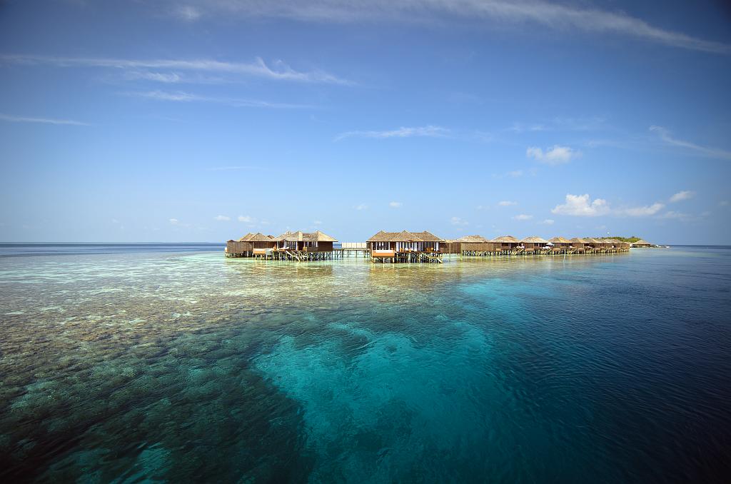 Le récif devant les Sunset Water Suites du Lily Beach