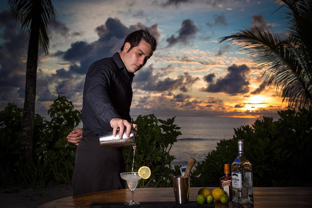 Préparation d'un cocktail au coucher de soleil