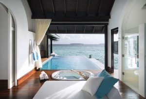 Anantara Kihavah Maldives Villas - La salle de bains et piscine d'une Over Water Pool Villa