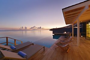 Kuramathi Island Resort, Maldives - La terrasse et la piscine d'une Thundi Water Pool Villa