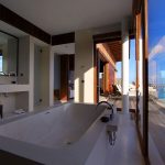 La salle de bains d'une Park Water Villa du Park Hyatt Maldives Hadahaa