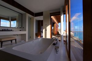 La salle de bains d'une Park Water Villa du Park Hyatt Maldives Hadahaa