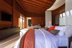 La chambre d'une Park Water Villa du Park Hyatt Maldives Hadahaa