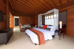 La chambre d'une Park Water Villa du Park Hyatt Maldives Hadahaa