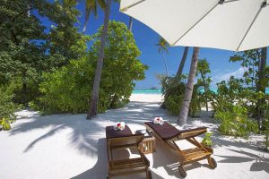 Atmosphere Kanifushi Maldives - Chaises longues et accès à la plage d'une Sunset Beach Villa