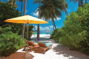 Atmosphere Kanifushi Maldives - Chaises longues et accès à la plage d'une Sunset Beach Villa