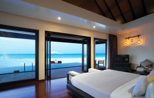 Atmosphere Kanifushi Maldives - La chambre avec vue sur le lagon d'une Sunset Pool Villa