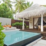 AYADA Maldives - La piscine et la terrasse d'une Beach Pool Suite