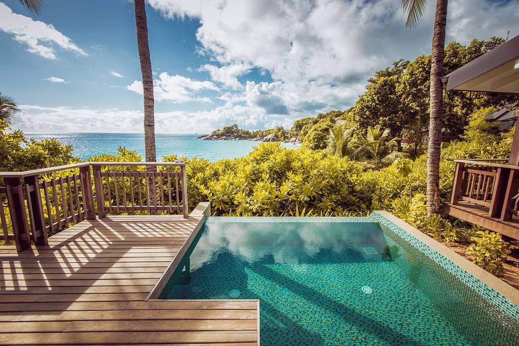 Carana Beach Seychelles - La piscine et la vue d'un Ocean View Pool Chalet